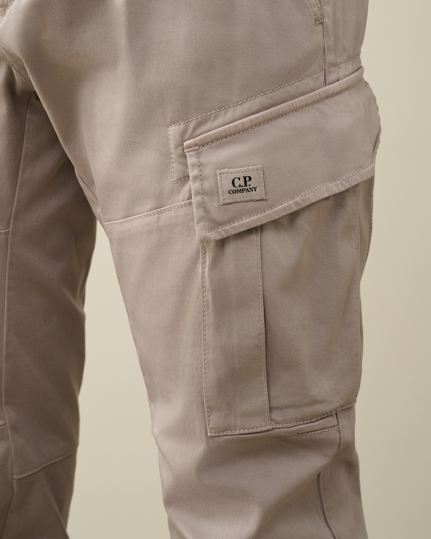 C.P. Company - Pantalón beige de satén elástico con bolsillo